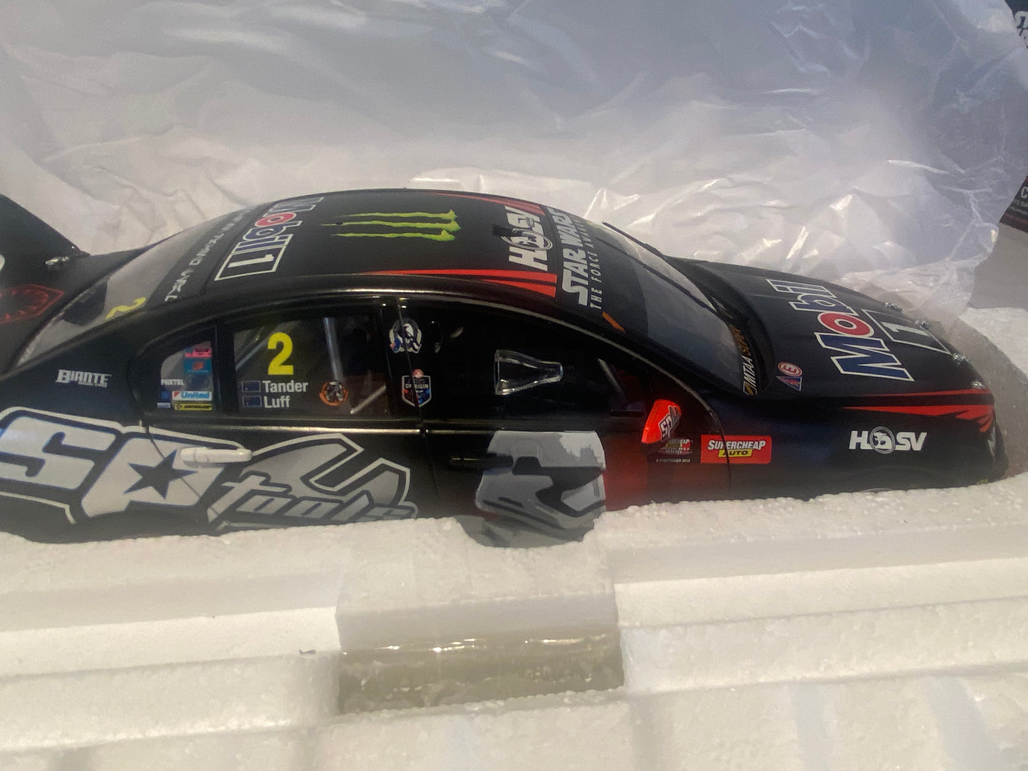 1:18 Holden VF Commodore V8 Supercar Racing Team 2015 Bathurst 1000